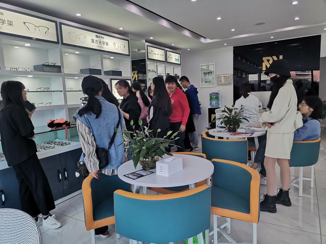 匠心守光明 周永川與他的眼鏡事業(yè)版圖